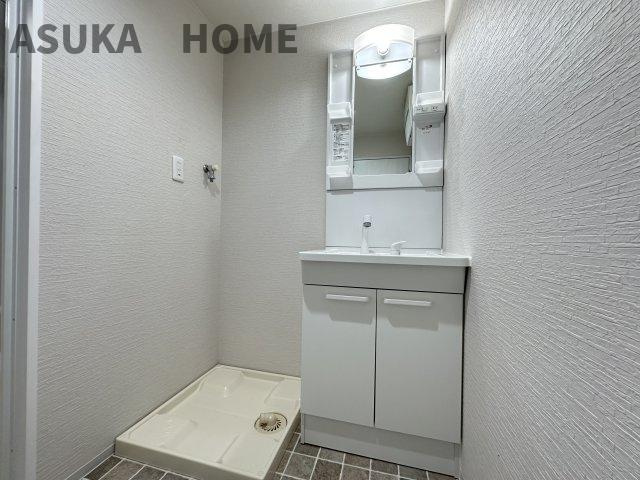 ビックヴァン二俣川ホームズの独立洗面台|洗面所内には収納棚も完備しているので、すっきりつかえそうですね。