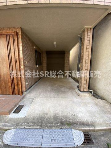 森河内西2丁目中古戸建の駐車場|お車をお持ちの方には嬉しい駐車場はビルトインガレージ♪雨に濡れずに出入りでき便利です！