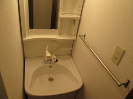 ゆったりとスペースのある洗面所