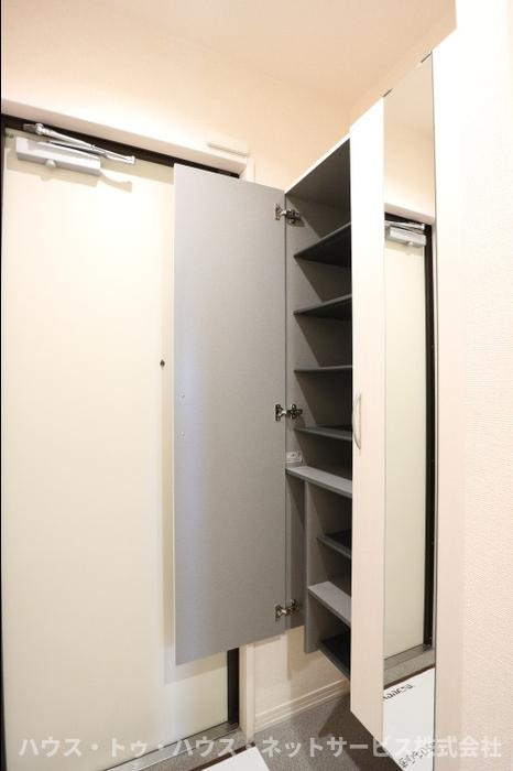 フラッツ酒井根　Ⅰ号棟の玄関