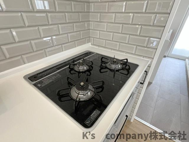 藤沢市用田　中古戸建のキッチン|同時進行ができる3口コンロ♪