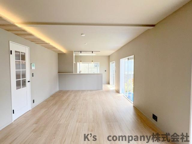 藤沢市用田　中古戸建の居間・リビング|ご家族が集まるリビングは約20帖◇◇