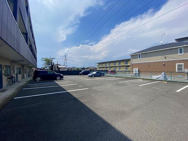 スターハイツの駐車場