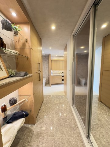 新宿区大京町の中古マンションの内装|玄関側から浴室、洗面台を望む