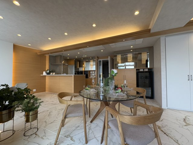 新宿区大京町の中古マンションのキッチン|ダイニングにはワインセラー付き