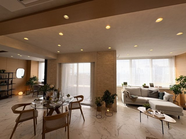 新宿区大京町の中古マンションの居間・リビング|家具家電付き