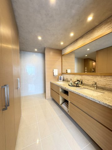 新宿区大京町の中古マンションの独立洗面台|朝の身支度に便利な2ボウル洗面台。玄関・寝室から直接出入りできる快適な動線設計。