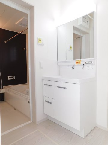 名古屋市南区東又兵ヱ町３丁目の新築一戸建の独立洗面台|◇洗面脱衣室◇　　三面鏡シャンプードレッサー♪　