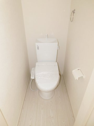 名古屋市南区東又兵ヱ町３丁目の新築一戸建のトイレ|◇トイレ◇　　１・２階　シャワートイレ