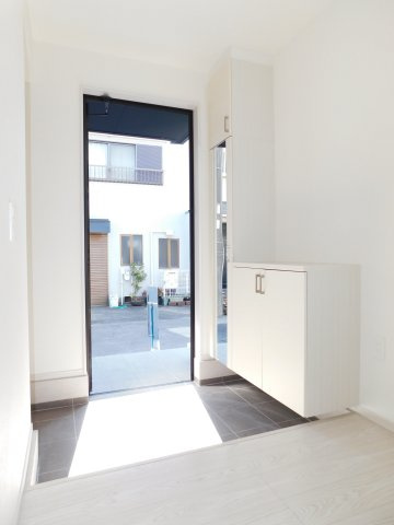 名古屋市南区東又兵ヱ町３丁目の新築一戸建の玄関|◇玄関収納◇　　家族の履物がしっかり収納できる玄関収納♪　玄関にはベビーカーやアウトドア用品が置けるシューズインクローク付き！