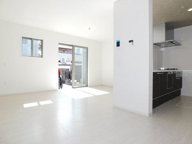 名古屋市南区東又兵ヱ町３丁目の新築一戸建の居間・リビング|◇リビング◇　　南面で明るいリビング１７．７帖　リビングが見渡せる対面キッチン♪
