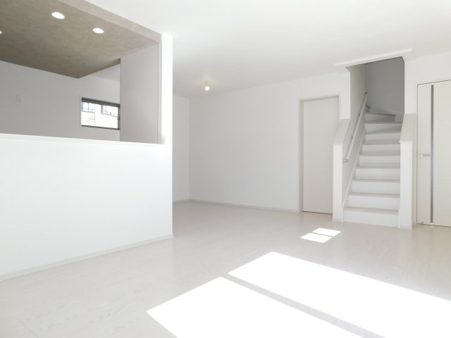 名古屋市南区東又兵ヱ町３丁目の新築一戸建の居間・リビング|◇リビング◇　　南面で明るいリビング１７．７帖　家族のコミュニケーションが自然と増えるリビング階段♪
