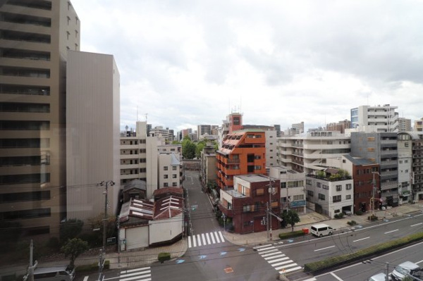 【展望】 | 【物件からの眺望】6階ながら抜け感あり。前面が道路なので、隣の建物とも距離があります。