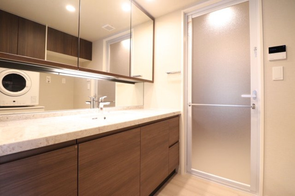 【独立洗面台】 | 【独立洗面台】おしゃれな洗面台です！三面鏡裏、カウンター下、リネン庫など収納スペース多数！