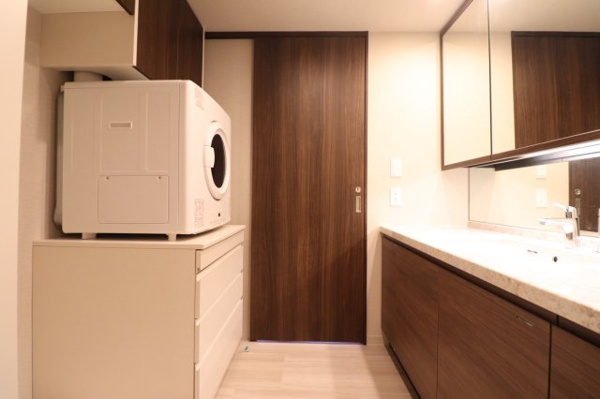 【独立洗面台】 | 【洗面室】木のぬくもりを感じられる、穏やかな内装です。収納も充実！