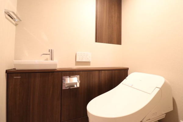 【トイレ】 | 【トイレ】スタイリッシュなタンクレストイレ！物入も壁に埋めこまれているので、すっきりとした空間です！