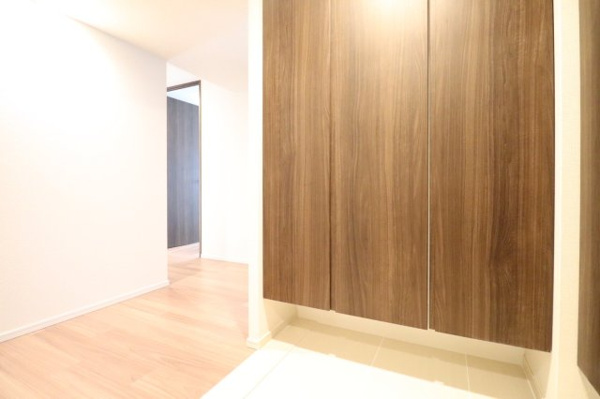 【玄関】 | 【玄関】大きなシューズボックス付きです！タイル貼りの床などグレード感ある内装です！