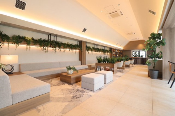 【ロビー】 | 【コミュニティラウンジ】第二のリビングとして、ゆったりとお過ごしいただけます。