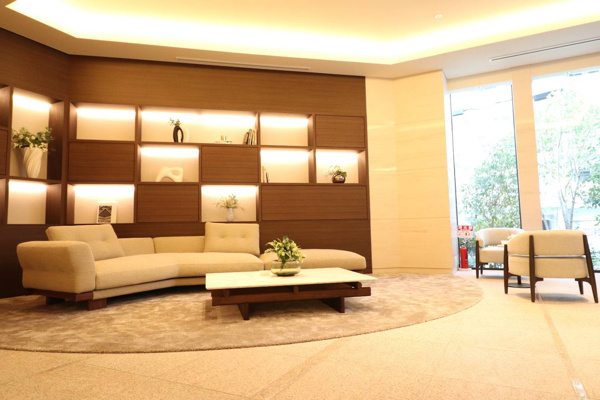 【ロビー】 | 【ラウンジ】選び抜かれた、シックで落ち着きある家具を備えたラウンジスペース。