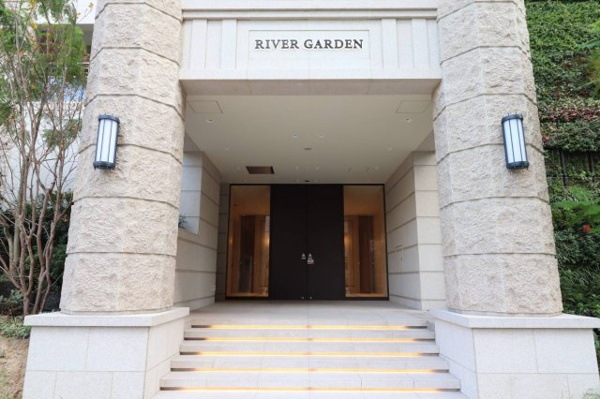 【エントランス】 | 【エントランスホール】陽光に照らされて輝く四季のパラノマ。迎賓の趣を醸し出すエントランス。