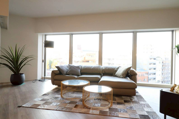 【居間・リビング】 | 【リビングダイニング】北西角のFIX窓が開放的なLDKです◎