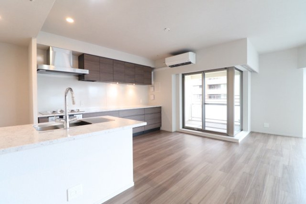 【居間・リビング】 | 【リビングダイニング】キッチン横にバルコニーがあり、風通しが良く、換気もラクラク！