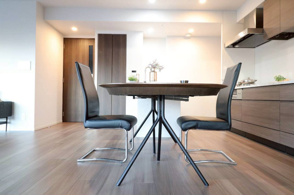 【居間・リビング】 | 【リビングダイニング】床暖房完備で冬でも足元あたたかいです☆