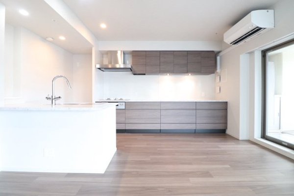 【キッチン】 | 【キッチン】開放的なキッチンです！スタイリッシュなビルトインコンロ。ダウンライトで穏やかな雰囲気！