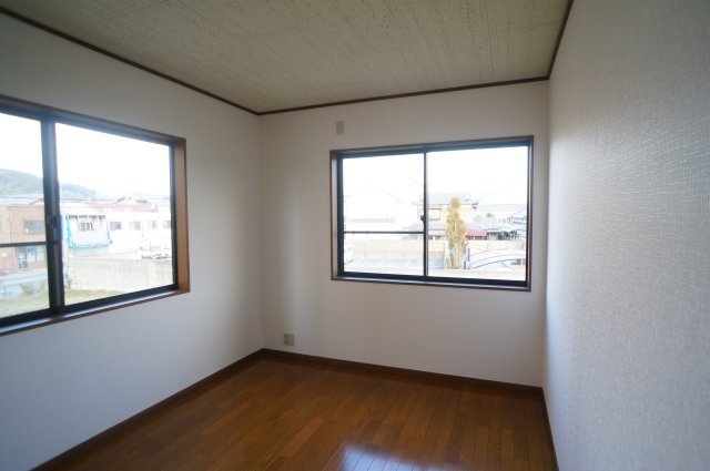 奈良市法蓮町の一戸建ての洋室