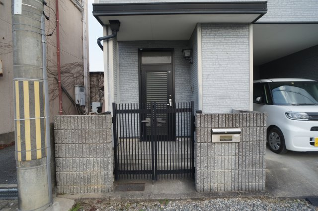 奈良市法蓮町の一戸建てのエントランス