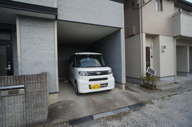 奈良市法蓮町の一戸建ての駐車場