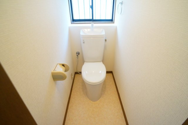 奈良市法蓮町の一戸建てのトイレ