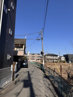 【前面道路含む現地写真】 | 新座市栗原4丁目　中古戸建 | 前面道路