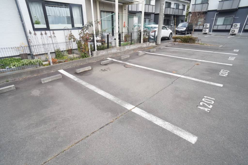 カオリーモ青山 Ａの駐車場