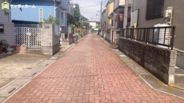 草加市中根3丁目　中古一戸建ての前面道路含む現地写真