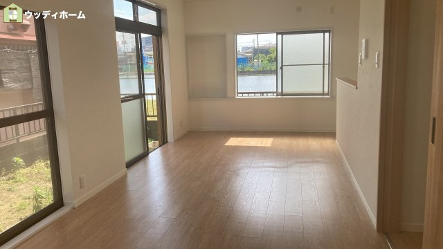 草加市中根3丁目　中古一戸建ての居間・リビング