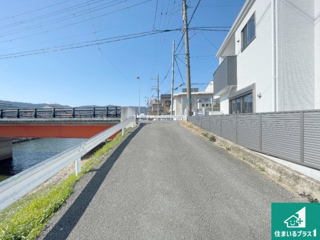 ★29(土)30(日)現地見学可能！★長岡京市滝ノ町　全2邸の前面道路含む現地写真|周辺は落ち着いた街並みの住宅地！子育てがしやすい住環境です！まだ未完成ですが、現地でしかわからない事もございます。是非一度ご覧ください。