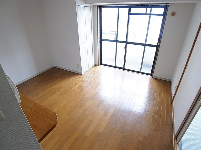 エスパシオ神戸の居間・リビング|明るく広々として非常に美麗です