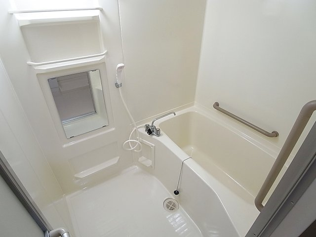 エスパシオ神戸の浴室|鏡付のバスルーム