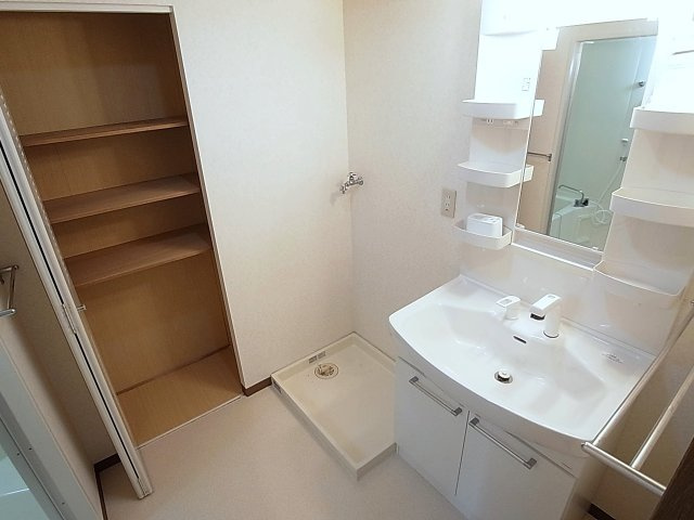 エスパシオ神戸の洗面所|シャンプードレッサーの独立洗面台と収納有り便利な脱衣所