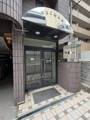 NEO壱番館のエントランス