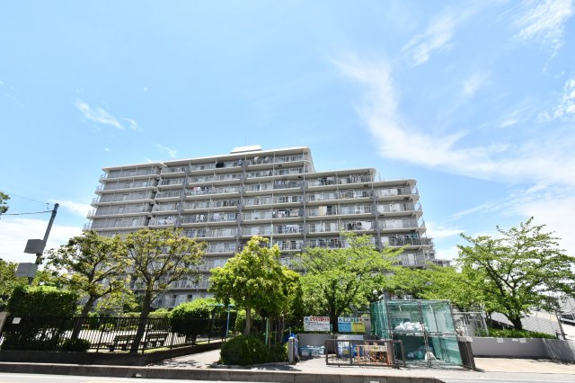 マンハイム大宮の外観|【外観】11階建のマンション。5階住戸で、2026年5月に水回り・床壁に加え建具・配管更新までリフォーム予定。共用部の清掃状況や掲示板、ゴミ置場など管理状態も現地で確認してください。