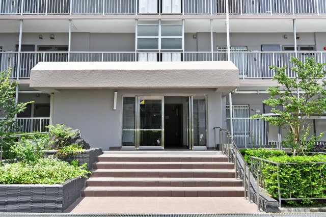 マンハイム大宮のエントランス|■私共は、強引なセールスは致しません。『今買えるから大丈夫』ではなく、『買った後の本当の幸せは何か』を考えた上でのご提案を徹底しております。どうぞお気軽にご連絡下さいませ。