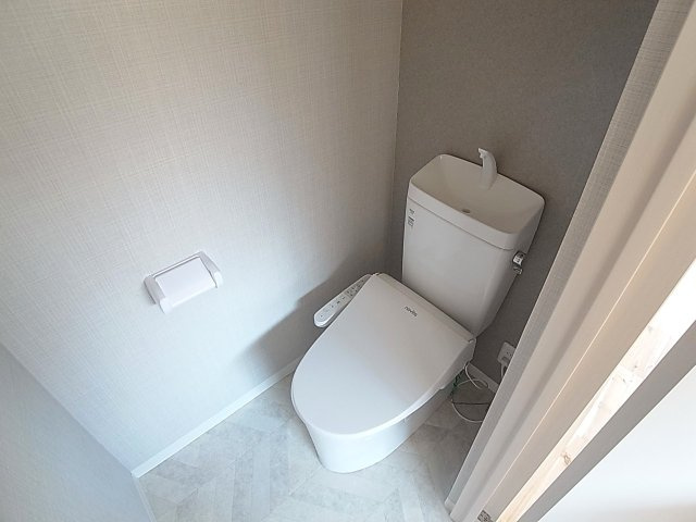 丸山町1丁目貸家のトイレ|温水洗浄便座付きトイレ