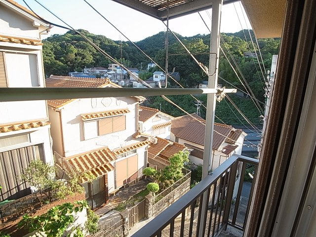 丸山町1丁目貸家のバルコニー|日当たりの良い物干し可能なベランダ