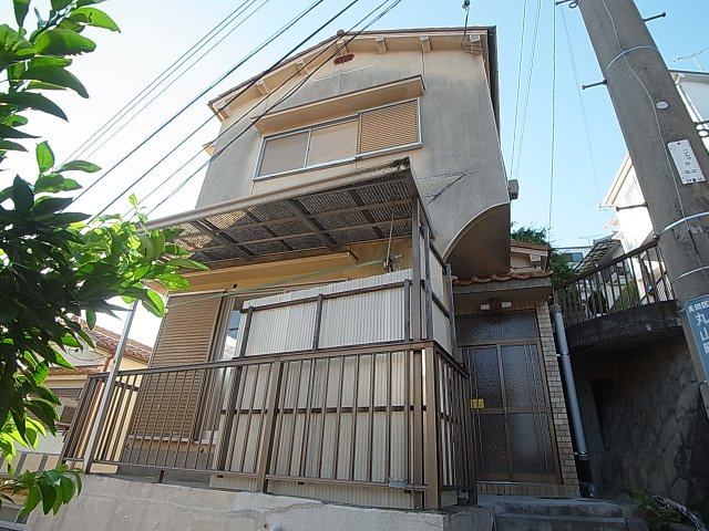 丸山町1丁目貸家の外観|静かな住環境の一戸建て