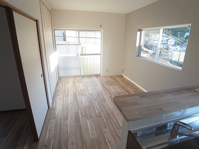 丸山町1丁目貸家の居間・リビング|内装綺麗にリノベーション済み