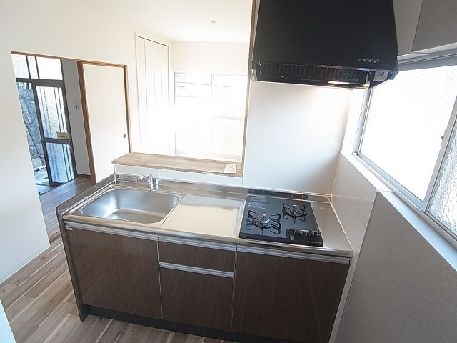 丸山町1丁目貸家のキッチン|カウンターシステムキッチン、2口ガスコンロ