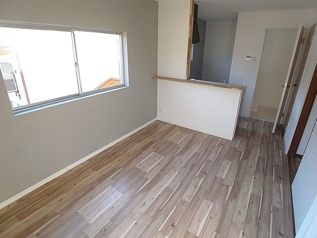 丸山町1丁目貸家の居間・リビング|人気のカウンタータイプのリビング