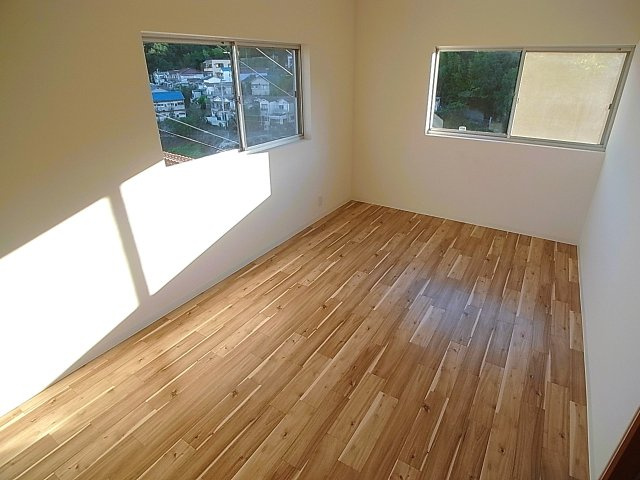 丸山町1丁目貸家の内装|２Fの洋室7.5帖のお部屋、2面採光で非常に明るいです